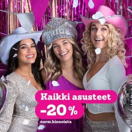 Kolme nuorta aikuista juhlimassa kimaltavissa hatuissa