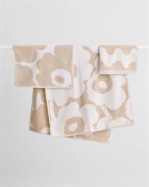 Beigevalkoisia Marimekko Unikko-pyyhkeitä