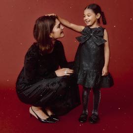 Nainen ja tyttö kuvassa