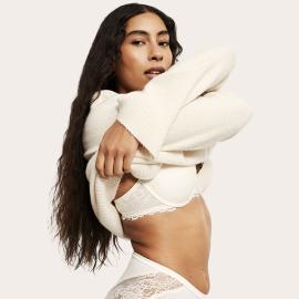 Nainen alusvaatteissa