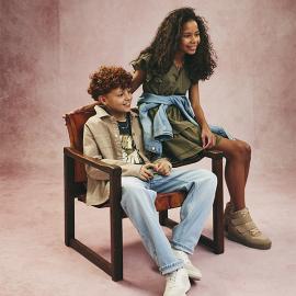 kaksi lasta kevätvaatteissa